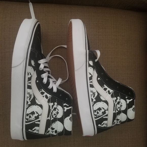 SOLD NWOT womens size 9 high top skull Van's - Picture 1 of 4